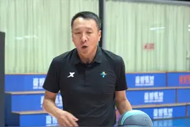 原地接球，再往前一步运球，算不算走不呢#粉丝问答#篮球🏀 