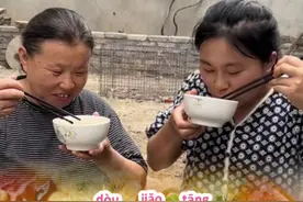 今天婆婆做一锅鲜香味美的豆角汤，喝上两碗别提有多舒服了#豆角汤 #我的乡村生活 #农村美食