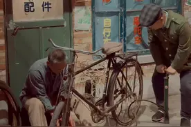 986年至1991年，中华人民共和国在全国范围实行了六年夏令时，每年从4月中旬的第一个星期日2时整(北京时间)到9月中旬第一个星期日的凌晨2时整(北京夏令时)。除1986年因是实行夏令时的第一年，从5月4日开始到9月14日结束外，其它年份均按规定的时段施行。夏令时实施期间，将时间向后调快一小时。1992年4月5日后不再实行#夏令时 @李航视频封面