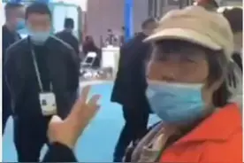 19日，哈尔滨，展会上清洁大妈不慎打碎茶壶，男子帮忙赔偿却...（剪辑：娜娜视频来源：四川观察）视频封面