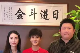 女足马君来店里吃饭，我准备了花和蛋糕，还安排了一桌菜！#女足