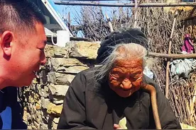 从没走出大山的102岁奶奶，吃上了从没吃过的东西，奶奶开心的笑了#奶奶#百岁老人#孝敬父母视频封面