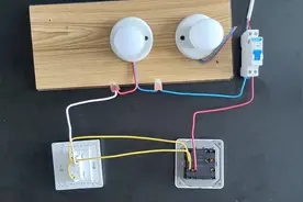 单开双控改智能单火版的接线方法，实质是只用一个开关控制灯