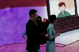 厦门航空全球联欢会上突现求婚一幕，女方来自台湾。#两岸一家亲 #海峡两岸 #求婚 #浪漫求婚 #民航 #民航人 #台湾 #台胞 #两岸情侣 视频封面