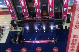 黄格选亲临居然之家，为欧派代言。