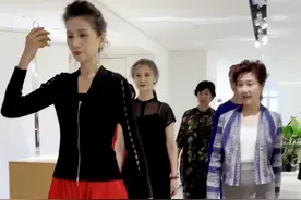 去年冬天一次穿搭活动，林奶奶即兴讲解自己学习模特21年总结的走步和站姿要领#时尚奶奶 #时尚奶奶小课堂