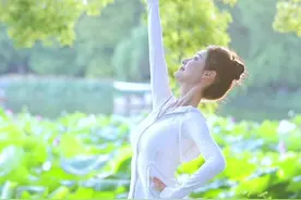 谁为我添一件梦的衣裳#秋天的第一支舞 #荷塘月色 #星引力计划 @抖音短视频视频封面