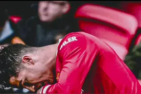 曼联0:0沃特福德.上半场结束前c罗一次突破后.单膝跪地让所有球迷泪目.他不再年轻了.我们要珍惜他在场上的每一分钟.#曼联 #c罗 #克里斯蒂亚诺罗纳尔多 #足球的魅力 #足球 #英超 #沃特福德 #葡萄牙 #当你老了 #体育精神 #皇马 #上热门 #上热搜 @DOU+小助手 @DOU+上热门  #泪目视频封面