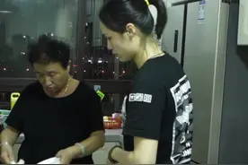 聚少离多，中国女排队员林莉回家和父母团聚，一起吃顿团圆饭 #中国女排视频封面