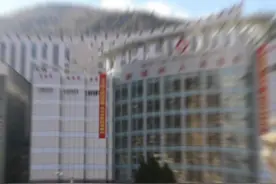 最后被查的谷运麒是阿坝州人民医院院长，是第一个被查的总务科科长和第二个被查的药剂科主任等人的老领导。视频封面