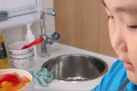 别人到服务区是买饭，我们到服务区是做饭。能在高速服务区吃上一碗家常面也是很幸福的一件事#西藏自驾游视频封面