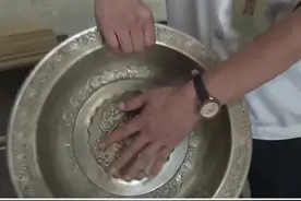 男子路边设卖“祖传银盆”骗局