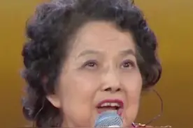 这歌声太催泪了！原唱叶佩英再现《我爱你中国》，老艺术家用满腔真情表白祖国母亲！#央视中秋晚会 #秋晚名场面