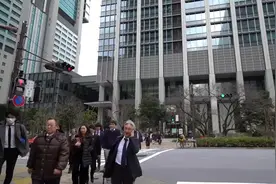 中国发明世界最小电动车，速度快得飞起，用完直接放包里！视频封面