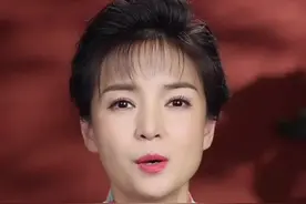 五星红旗
五星红旗是谁设计的？天安门前每天升起的五星红旗都会换一面新的，取回的国旗会放在锦盒里编号珍藏，这些被珍藏的国旗，最终去了哪里？
#国旗 #历史 #故事  #大v说 @DOU+小助手 视频封面