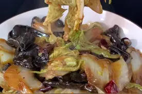 在家这样炒的酸辣大白菜下饭好吃、吃了三碗米饭没吃饱、#酸辣白菜 #家常菜