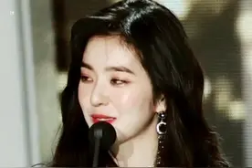 在韩国 只有很牛的艺人才能代言烧酒 而她就是少数代言的女艺人中的其中一位#裴珠泫 @抖音短视频视频封面