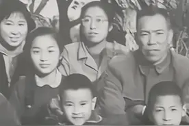 1963年，时任广州军区副司令员梁兴初将军与夫人任桂兰同子女们在广州家中的合影，前排左起：梁滨涛，梁晓源，梁晓东，后排左起：任桂兰，梁立，梁滨江，梁滨海，梁兴初。#老照片 #珍贵影像 #中国军人 #最珍贵的照片 