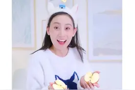 徒手掰苹果，一秒掰开不费力！看一眼就会的炫耀神技能~#小技巧 #炫技 #徒手掰苹果 #一眼就会 @抖音短视频 