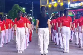 #痴心换情深 #最潮广场舞 #背面完整版 #广场舞 摄影@小周周 @DOU+小助手