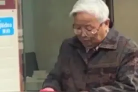 拾起地上的国旗老人说：国旗代表着国家，不能随便乱扔视频封面