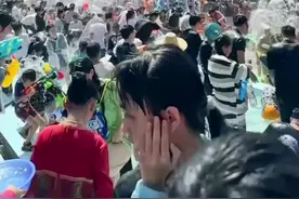 #嬉水歌 2023海南保亭七仙温泉嬉水节万人泼水大战，现场澎南澎南这里～ 都湿身啦😂现在各找各妈 回家吃饭了😜😂欢迎朋友们常来保亭做客。#阿侬子黎@你好保亭 @吕县长带你玩转保亭 @文旅保亭 #泼水节狂欢vlog #浪漫七夕仙来保亭你#民族音乐
