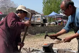 俗话说，嫁个铁匠抡大锤，嫁个农夫撒化肥，咱们山东大妈有用不完的力气，使不完的劲。#打铁老手艺视频封面