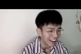 忘了带书 老师问我书在哪里 对呀 我书在哪 我当着全班泪崩了  全班惊讶的看着我 只有老师一把抱住我说  我懂