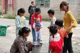 谁说女儿嫁得近就是好？隔三差五回娘家拿菜．路人看见都好笑。@#嫁得近就是好 @抖音短视频视频封面