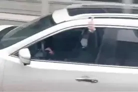 感动！他每经过一辆军车都树起大拇指，鸣笛！大家在对讲机里都说：瞬间觉得不饿不困不累了！❤️（周晓辉）视频封面