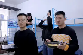 花絮解说抖肩舞你不知道的情景——“两个男孩视线交错 摆出互捧的姿态”#火焰蓝#蓝朋友#c位抖肩舞视频封面