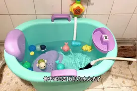 天凉啦，给宝宝洗澡要选个大一些的浴桶，泡泡澡宝宝舒服不着凉视频封面