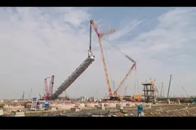 天津石化南港120万吨/年乙烯项目，丙烯塔首吊成功 就位。