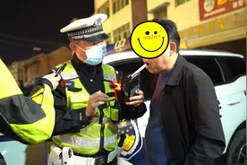 大叔酒驾检测吹气笑场 #查酒驾视频封面