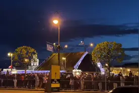 圣彼得堡涅瓦河上的开合桥，夜间的升桥仪式。为了使大型船只通过视频封面