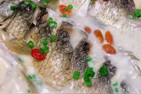鲫鱼汤这样炖你就是高手，瞬间变白，喜欢美食多多支持，每天更新