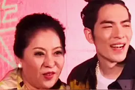 #萧敬腾 和向佐长得太像啦！经常傻傻分不清楚二人，向华强干脆把他认干儿子，当看完三人同框，这简直就是一家人啊！