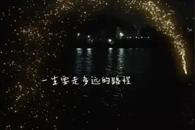 夜幕降临，独自坐在河边，抽着8块钱一包的七匹狼