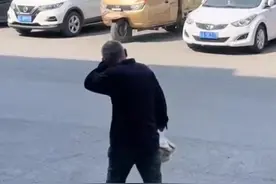 辽宁一大爷向居民讨要吃的，小伙拿出馅饼和500元现金……大叔道谢后转头瞬间强忍泪水视频封面