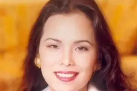 韦唯有过一次轰轰烈烈的失败婚姻，前夫迈克尔·史密斯是瑞典籍音乐家、钢琴家，两人1994年结婚，育有3个混血儿子。刚开始时一家人也是幸福和睦，史密斯还为韦唯写了一本书，名字叫做《我的中国妻子——韦唯》。那时候的韦唯还非常高兴，觉得自己选对了人，但慢慢地她发现事实并不是如此。 2004年4月，韦唯与迈克尔离婚，带着3个儿子回国定居，成为单亲母亲。韦唯没有让前夫支付抚养费，独自抚养3个儿子，承受着巨大的经济压力。韦唯也为了孩子们尝试从来没有做过的事情，踢足球、滑冰、滑雪等各式的运动她都会去尝试。除了生活上的教育，孩子们心理上的问题韦唯也是非常重视的。    虽然辛苦，但是三个孩子在她的教育下，各个出类拔萃，十分优秀。三个孩子不仅学习成绩好，而且各个听话懂事，有名校毕业的高材生、也有专业的拳击运动员。👍👍👍#一代巨星  #爱情 #人物故事视频封面