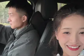 四年前那个冬天陪我骑电瓶车的女孩 现在已经有了她的专属副驾驶。#爱情 #双向奔赴才有意义视频封面