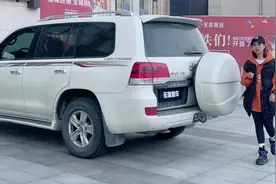 成都租丰田陆巡，后挂备胎的陆巡怎么打开后备箱#成都租车