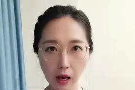 穿衣自由该有底线和边界，历史不容无知和麻木！校方回应#女子九一八当天穿和服逛校园 #勿忘国耻 #大v快评 #新闻姐 @抖音短视频 