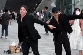 一听就喜欢的旋律 ～一起摇摆起来吧～#随性摇摆舞 #会跳舞的西装客 #一学就会系列 #零基础舞蹈 #魔性舞蹈 @W大東²º⁹⁹ @抖音短视频