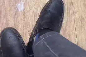 男子闲着无聊拿打火机点自己的脚气 没想到鞋子和袜子都着火了 来源：@生活就该有所期待