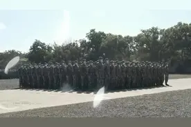 儿子总算圆我想送他去部队当兵的梦，看的我是热血沸腾热泪盈眶视频封面