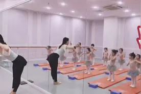 #学舞蹈的女孩  第一次正式课，跟老师说要上厕所