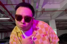 一段墨镜舞暴露了翔导1米85的 身高#日常尬舞 #灵魂舞者视频封面