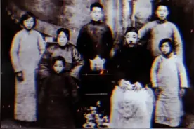 1938年郝柏村回家乡盐城探亲，和家人拍摄的唯一一张全家福。那年19岁的他，探亲结束后，再次离开家乡，奔赴抗日疆场。#盐城 #珍贵影像 #历史 #爱国 @DOU+小助手 @抖音短视频 视频封面