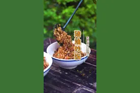 小时候最喜欢的猪油炒饭，加鸡蛋的猪油渣炒饭还是逢年过节才能吃到！哎，满满的回忆呀#跟我学做菜 #抖音美食创作人 视频封面